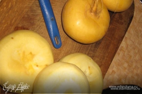 Репу вымыть, отрезать "хвостик" и "шляпку" и очистить от кожуры, как картофель. Лучше использовать при этом овощной нож-экономку.