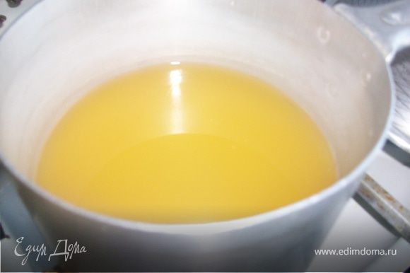 Взять кастрюльку, налить в нее ананасовый сок, довести до кипения.В кипящий сок насыпать овсяные хлопья. Варить кашу до готовности.