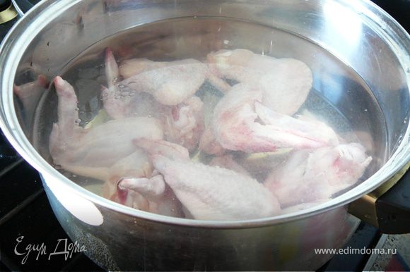 В большой кастрюле сварить бульон из куриный крылышек, в течении 2 часов. После приготовлении мясо птицы выложить.