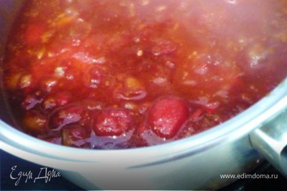 Добавить томаты и BBQ соус. Потушить на среднем огне 10 минут.