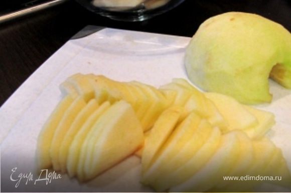 Яблоки очистите и нарежьте тонкими ломтиками.