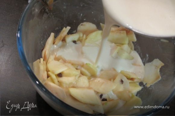 Перемешайте кашу (дав ей немного остыть) с приготовленной яблочной массой и выложите в смазанную маслом форму.