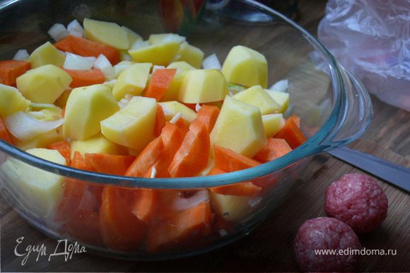 порезать некрупно картофель и морковку,лук, порубить чеснок.Смешать в одной посуде,посолить, полить оливковым маслом, перемешать