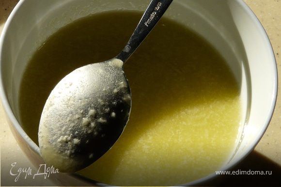 Сделать соус (Toum) 2 небольшие головки чеснока разбить в блендере. По чуть-чуть добавлять ок. 75-100 мл оливкового масла, сок 1 лимона и соль.