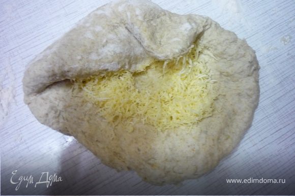Готовим тесто, как описано в рецепте классического французского багета http://www.edimdoma.ru/recipes/14803 Если любите белый хлеб, то используйте только пшеничную муку, у нас дома предпочитают комбинированный вариант, указанный в этом рецепте. Полученное тесто делим на 4 части и оставляем отдыхать на 30 минут. В 1/4 теста можно добавить крупно натертый сыр вымесив тесто, это усилит сырный вкус.