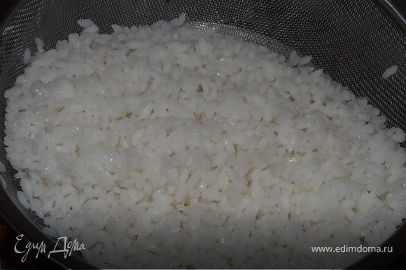 Сварить рис в подсоленой воде до состояния очень аль денте