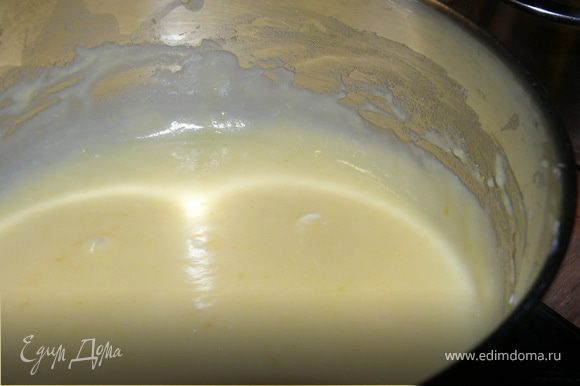 В кипящее молоко постепенно вводим яичную смесь,непрерывно помешивая.Варить несколько минут. Получается густой крем.Снять крем с огня и разбавить его сиропом до консистенции густого соуса.