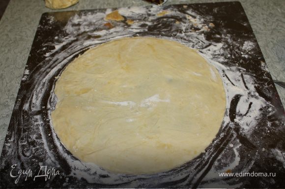 Разделить тесто на 8 частей. Раскатывать посыпая мукой, чтобы тесто не приставало. Чтобы придать форму,я раскатывала тесто и вырезала корж по тарелке,при этом обрезанное тесто складывала в сторону.Из обрезков мы будем делать посыпку для торта.