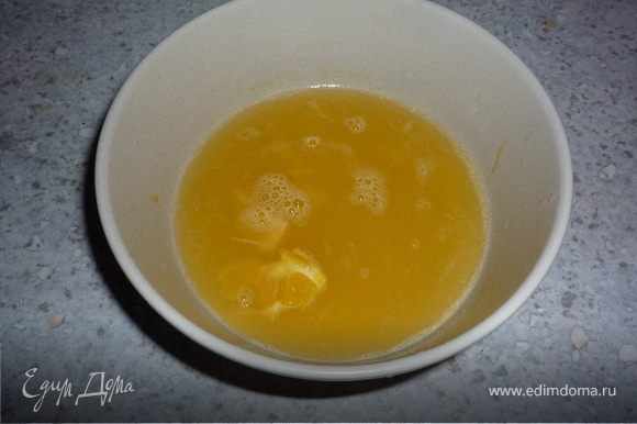 В это время выжать сок из апельсинов, добавить в сок ром.