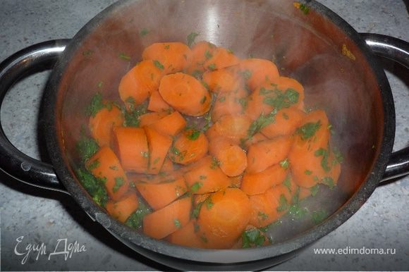 Петрушку мелко нарезать, добавить к отварной морковке.