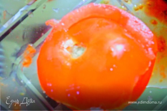 Моем помидоры, срезаем "верхушку", вычищаем мякоть. Срезанную часть сохраняем, накрываем ей потом помидор как "крышечкой".