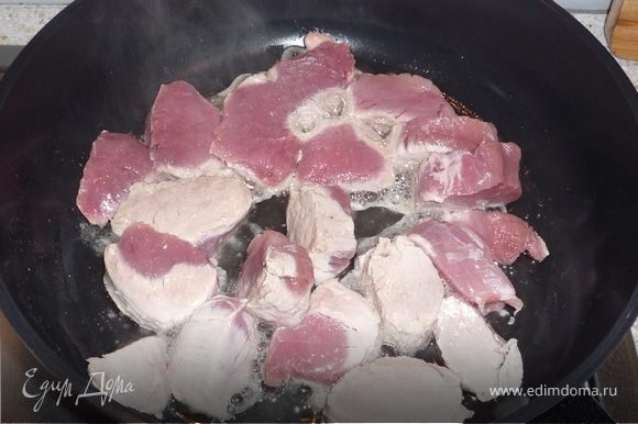 Мясо обжарить на среднем огне в разогретом масле со всех сторон. Выложить, посолить, поперчить.
