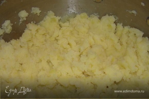 Картофель крупно нарезать, залить кипятком и варить до полной готовности,слегка подсолив.Затем воду слить и растолочь толкушкой.