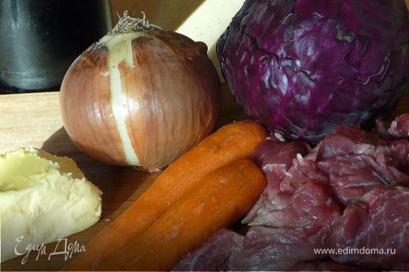 В большой тяжелой кастрюле разогреть масло, положить мясо, подождать, пока оно станет золотисто-коричневого цвета. Добавить специи. Затем лук, морковку и капусту. Немного протушить (несколько минут) и влить вино.