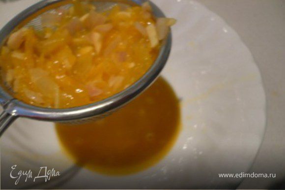 Соус: В кунжутном масле потушить 1-2 минуты имбирь, апельсин, лук и сок из-под устриц, если есть. Соус снять с огня и процедить.