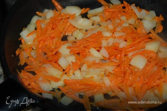 Пассируем на сливочном масле лук и тертую морковку. Режем мелко картофель, огурцы и помидор.