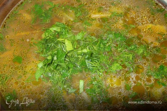 Варите грибной суп до готовности картофеля. В конце приготовления добавьте зелень.