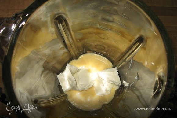 В блендер влить 1/2 банки сгущенного молока и, добавляя по 2-3 кусочка крем-сыра, взбивать на самой высокой скорости. Ввести весь крем-сыр в массу.
