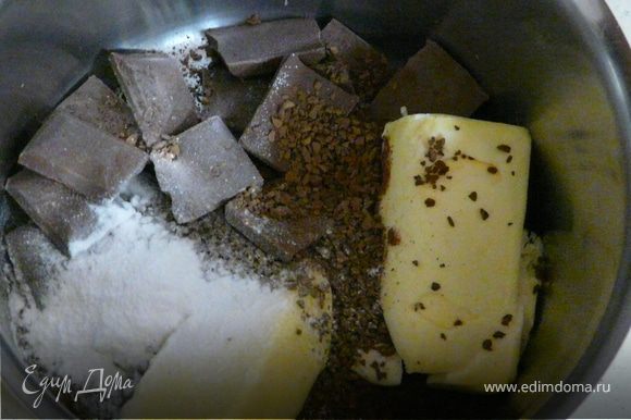 В кастрюльке растопить шоколад, какао, масло, кофе и ваниль. Когда остынет до комнатной температуры, вмешать яйца, муку, сахар и орехи.