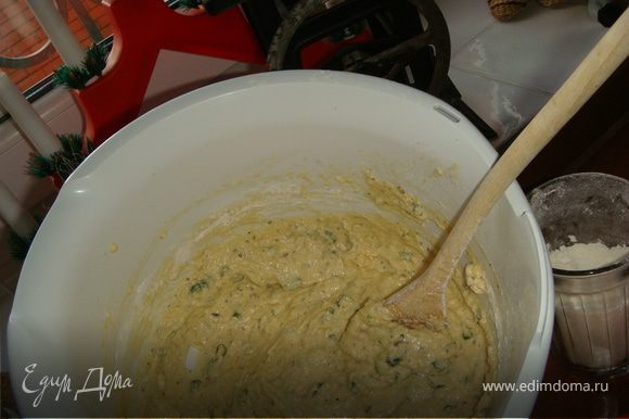 Добавить сливочное масло, 2 яйца, и половину муки и взбить до однородной массы. Крупно порезать петрушку или мелко зеленый лук. Добавить к тесту петрушку или зеленый лук, чеснок, орегано, базилик, соль, перец, оставшуюся муку и все хорошенько вымешать. Накрыть полотенцем и поставить в теплое место на 1 - 1,5 часа, тесто должно подойти.