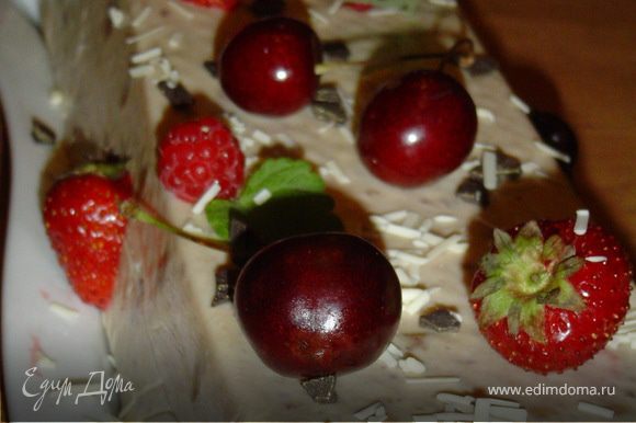 Готовый торт украшаем белым и черным шоколадом, а также ягодами.