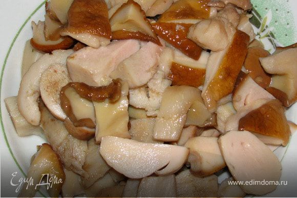 Белые грибы разморозить, или хорошенько отмочить, если вы используете маринованные грибы.