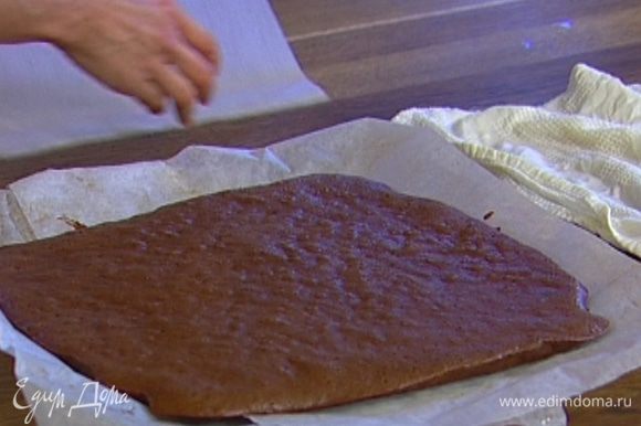 Выстелить противень смазанной сливочным маслом бумагой для выпечки, вылить тесто на бумагу, распределить так, чтобы получился прямоугольник, и выпекать в разогретой духовке 15 минут.