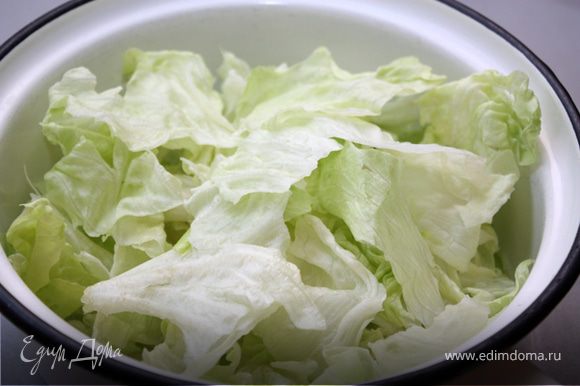 Свежие листья салата хорошенько вымойте: сначала несколько раз в миске с холодной водой, а затем - в проточной воде.Дайте им стечь в дуршлаге, а затем обсушите кухонным полотенцем и так же нарежьте соломкой.