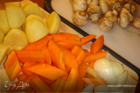 Картофель хорошо промыть и порезать на половинки (зимой трудно найти картофель с тонкой кожурой, поэтому я картофель очищала). Если грибы крупные - порезать, а мелкие оставить целиком. Морковь очистить нарезать кусочками, длиной 3-3.5 см.