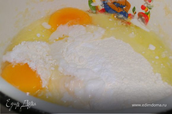 Из муки ( 200г) , масла ( 100г), 2 яиц, 2 ст.л сахара , чуть-чуть соли и воды замесить тесто. Положить его в холодильник минут на 30.