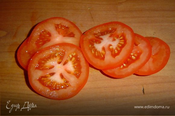 Баклажаны и помидоры нарезаем кружочками.