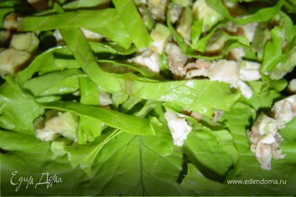 перемешиваем с кусочками курицы и авокадо, выкладываем на листья салата.