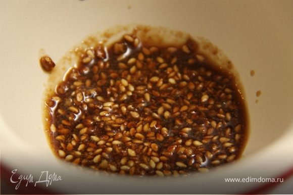 9. Смешиваем семена с тахини, соевым соусом и мирином в чаше для специй.