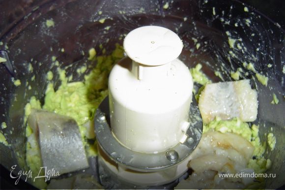Пока корзиночки запекаются, готовим крем. Для этого измельчаем с помощью блендера очищенный авокадо, сельдь.