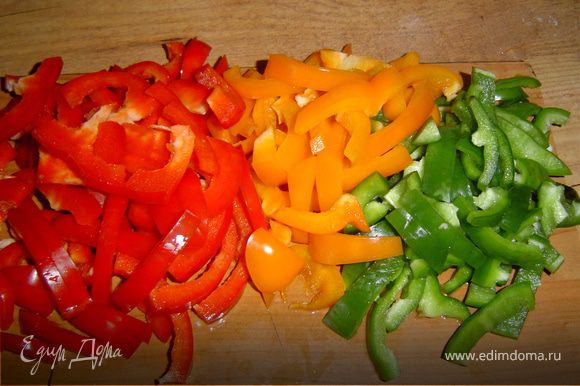 Моем и очищаем сладкий перец,нарезаем полукольцами или четвертинками.Перец надо взять разных цветов,тогда салат получится очень ярким.
