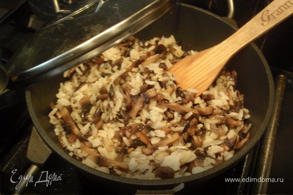 Гарнир: Отварить рис отдельно. Нарезать шампиньоны и обжарить их в масле до золотистой корочки. Добавить к ним отваренный рис, налить соевого соуса и потомить все вместе 5 минут. Получается очень вкусный гарнир.