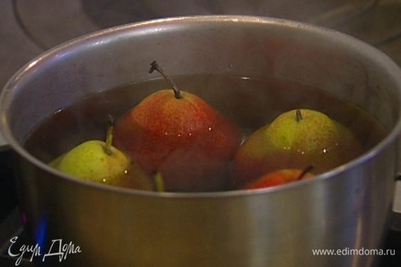 Груши поставить в небольшую кастрюлю, залить их горячей водой, добавить стручок ванили (зерна оставить) и варить минут 20, чтобы груши стали мягкими, но не разваливались.