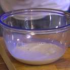 Сделать опару: дрожжи развести в 250 мл теплого молока, добавить 2 ст. ложки сахара и 2 ст. ложки теплой воды, размешать. 