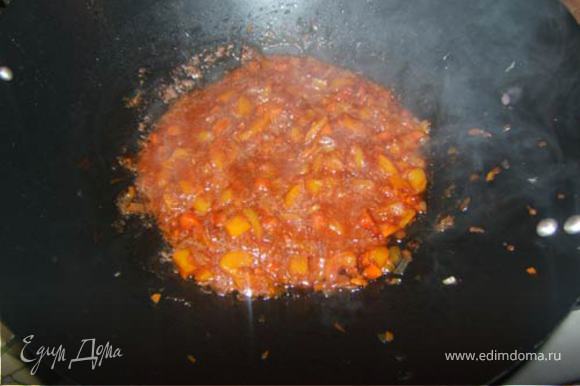 Лук обжарить в небольшом количестве масла, добавить морковь, перец и протушить всем вместе около 10 мин. Добавить кетчуп, соевый соус, сахар, если есть - ананасовый сок.