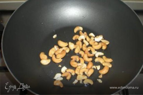 На арахисовом масле обжарить до золотистого цвета арахис и выложить в тарелку.