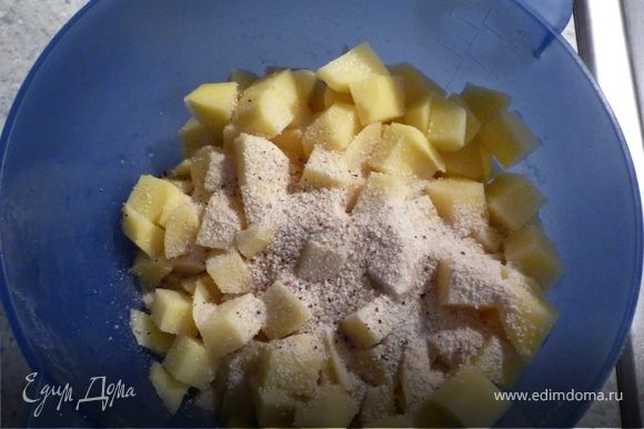 Тем временем картофель почистить и порезать на кубики размером 1см. Перемешать с панировочными сухарями, посолить, поперчить. Разогреть духовку до 200°C.