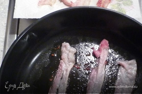 Тем временем на сковороде без масла обжарить бекон, выложить его на бумажное кухонное полотенце, чтобы жир стек.