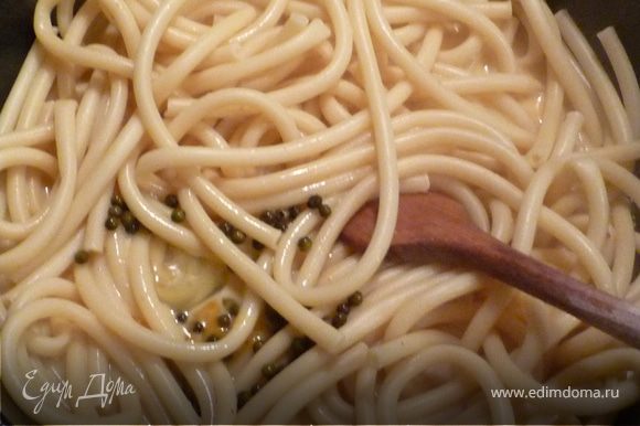 Когда спагетти готовы - слить воду и обжарить немного в жире от бекона. Затем добавить яйчно-молочную смесь, непрерывно помешивая довести ее до кремообразного состояния.