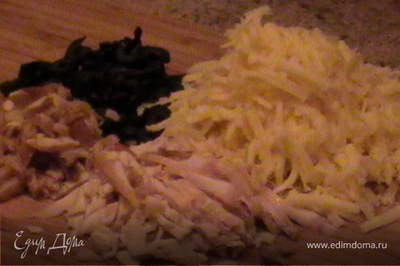 Пока тесто поднимается приготовим припек: натереть сыр, не очень мелко порезать курицу и оливки.