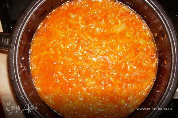Обжарить лук,морковь,чеснок. Добавить томатную пасту и протушить.