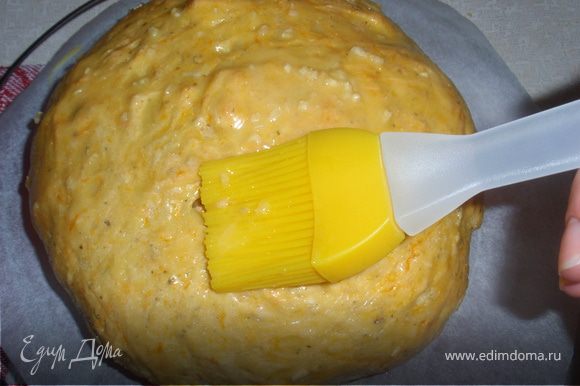 Оставляем тесто подходить в теплое, темное место на 1,5-2часа. Формируем хлеб, и даем расстояться 15-20минут. Духовка 180 градусов печь 30-35 минут. Пока печется хлеб делаем заправочку. Смешиваем желток, оливковое масло и измельченный чеснок (кто любит чесночек, можно и больше одного зубчика). Смазываем хлеб нашей заправочкой и отправляем в духовку еще на 5 минут.