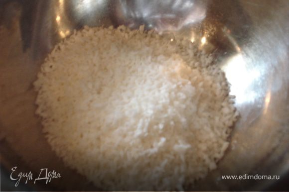 Начинаем наш процесс с приготовления начинки, для этого смешиваем кокосовую стружку с ореховым кремом.