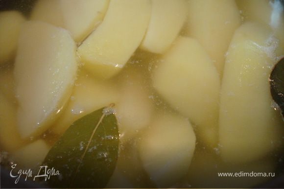 Картофель помыть, почистить, нарезать крупными дольками и предварительно отварить 3-5 минут.