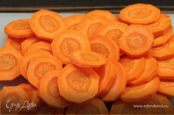 Порезать колесиками морковь.