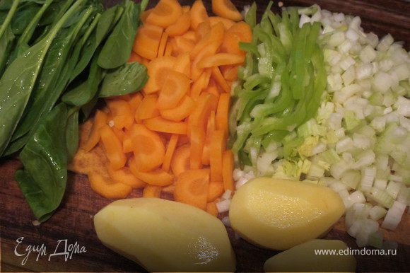 Овощи нарезаем: 1. картошку кубиками 2. сельдерей вдоль и потом на кусочки 3. шпинат рубим. 4.Морковку полукружками. 5.Перец тоненькими полосками 6. Фенхель маленькими кубиками.